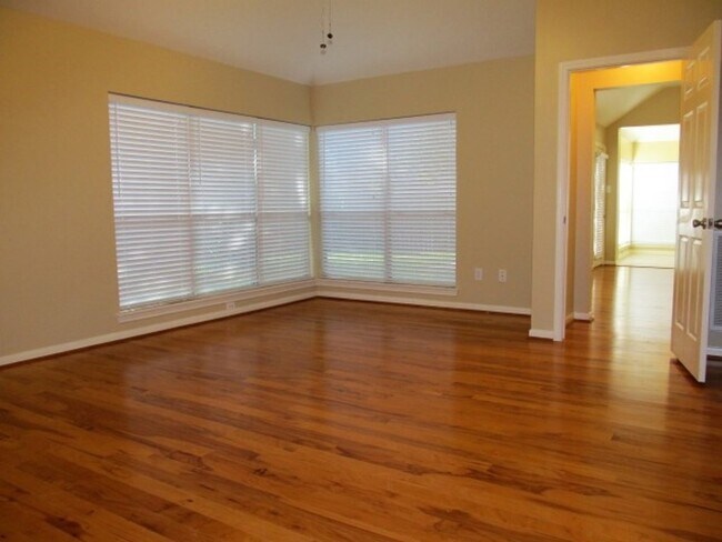 Building Photo - 104 Laguna Pointe Dr