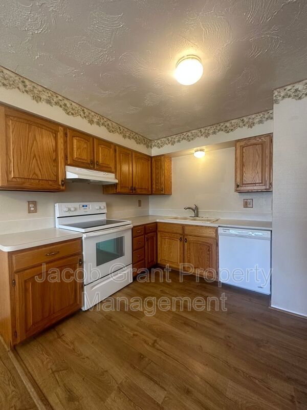 Building Photo - 2161 Bodily St