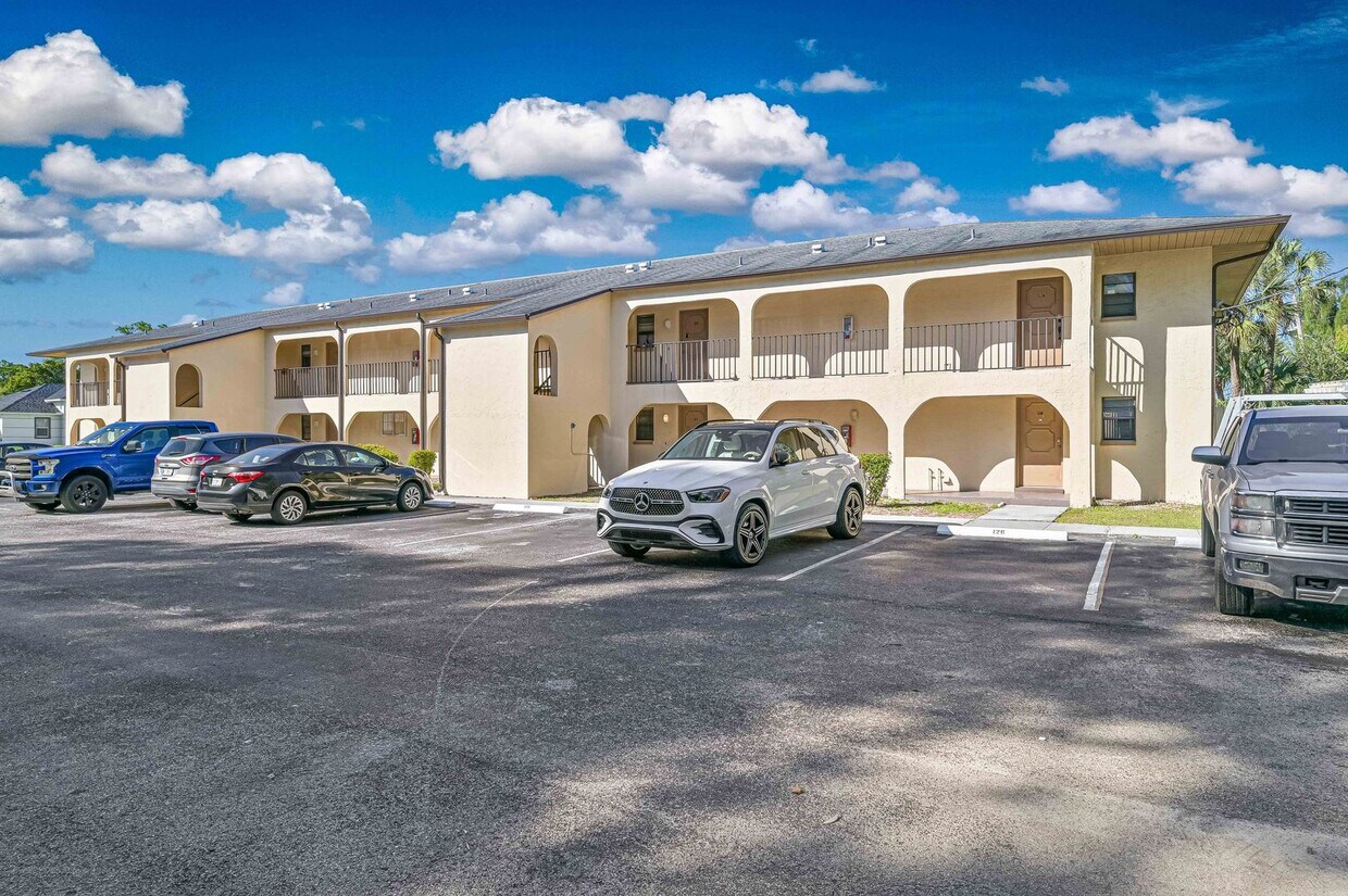 Foto principal - NOW AVAILABLE - Cozy 1/1 Condo in Lehigh Acres!