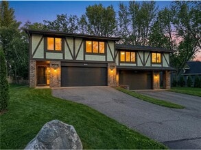 Building Photo - 1042 E Circle Dr