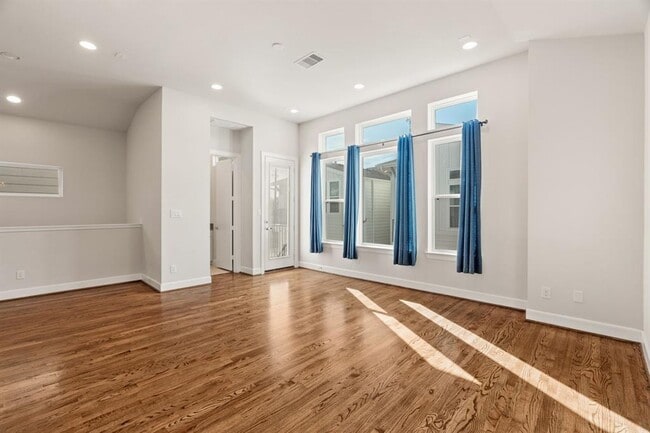 Building Photo - 508 W Donovan St