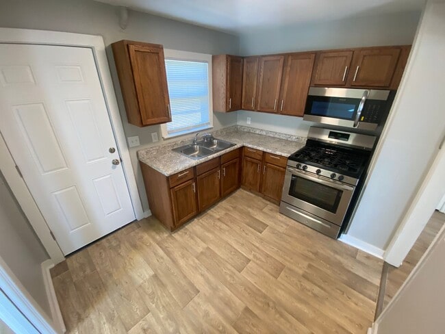 Building Photo - Newly Renovated 3 Bed 1 Bath
