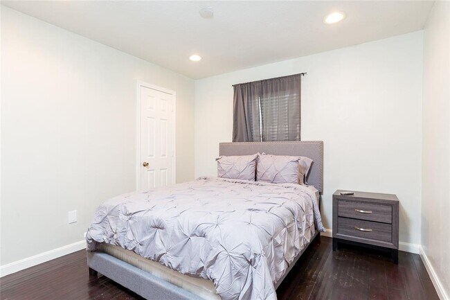 Foto del edificio - 14402 Chevy Chase Dr