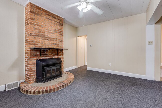 Building Photo - AVAILABLE MAY 2026 - Excellent Mt Washington Location w/ 2 Spacious Bedrooms & Garage!