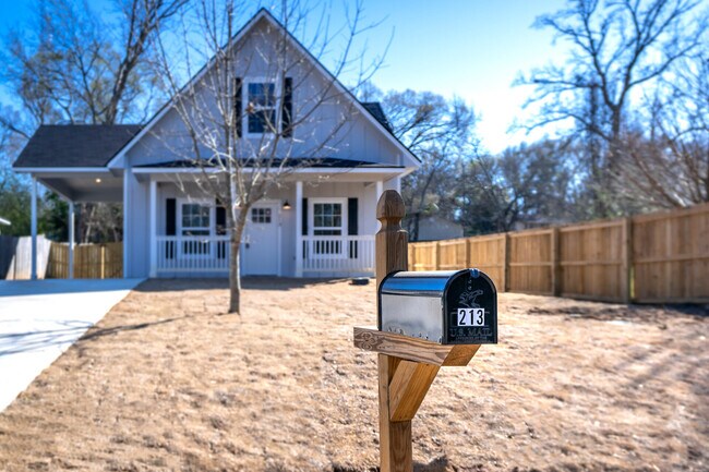 Foto del edificio - 213 Lomond Ave