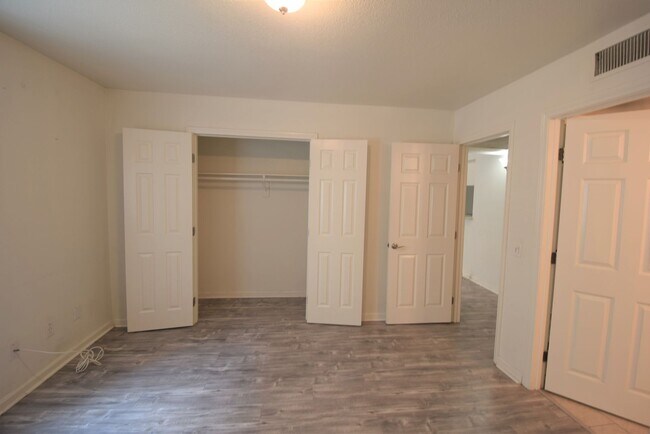 Building Photo - 11035