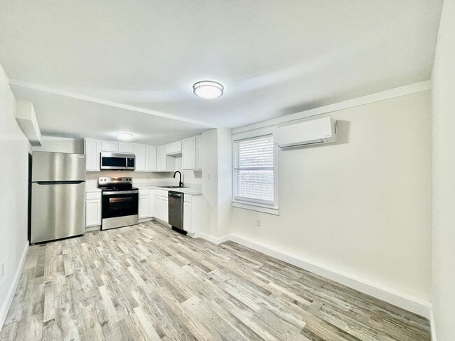 Building Photo - 407 Sarah St