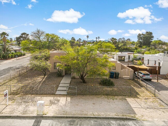 Foto del edificio - 4 bedroom home in Central Tucson