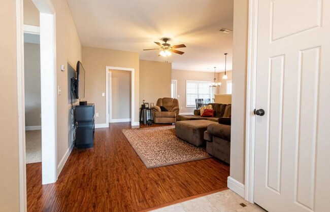 Foto del edificio - BEAUTIFUL HOME ON WEST SIDE!! SCREENED IN PATIO! FENCED IN YARD!
