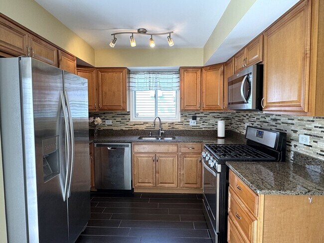 Building Photo - 1142 Greensfield Dr