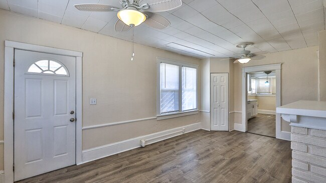 Sala de estar - 201 N Wild Olive Ave