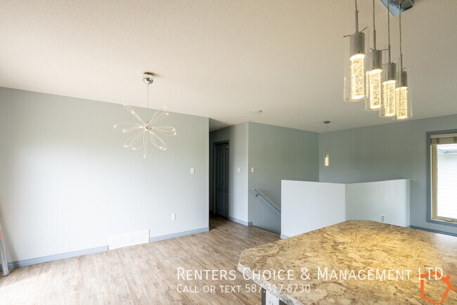 Photo du bâtiment - Executive Home in Coaldale with Extra Park...