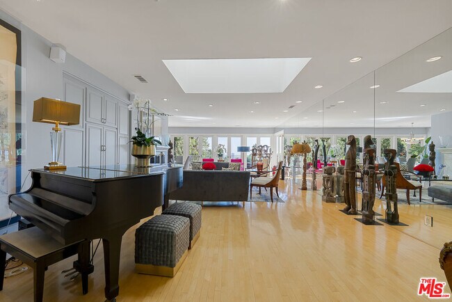 Foto del edificio - 1457 Claridge Dr