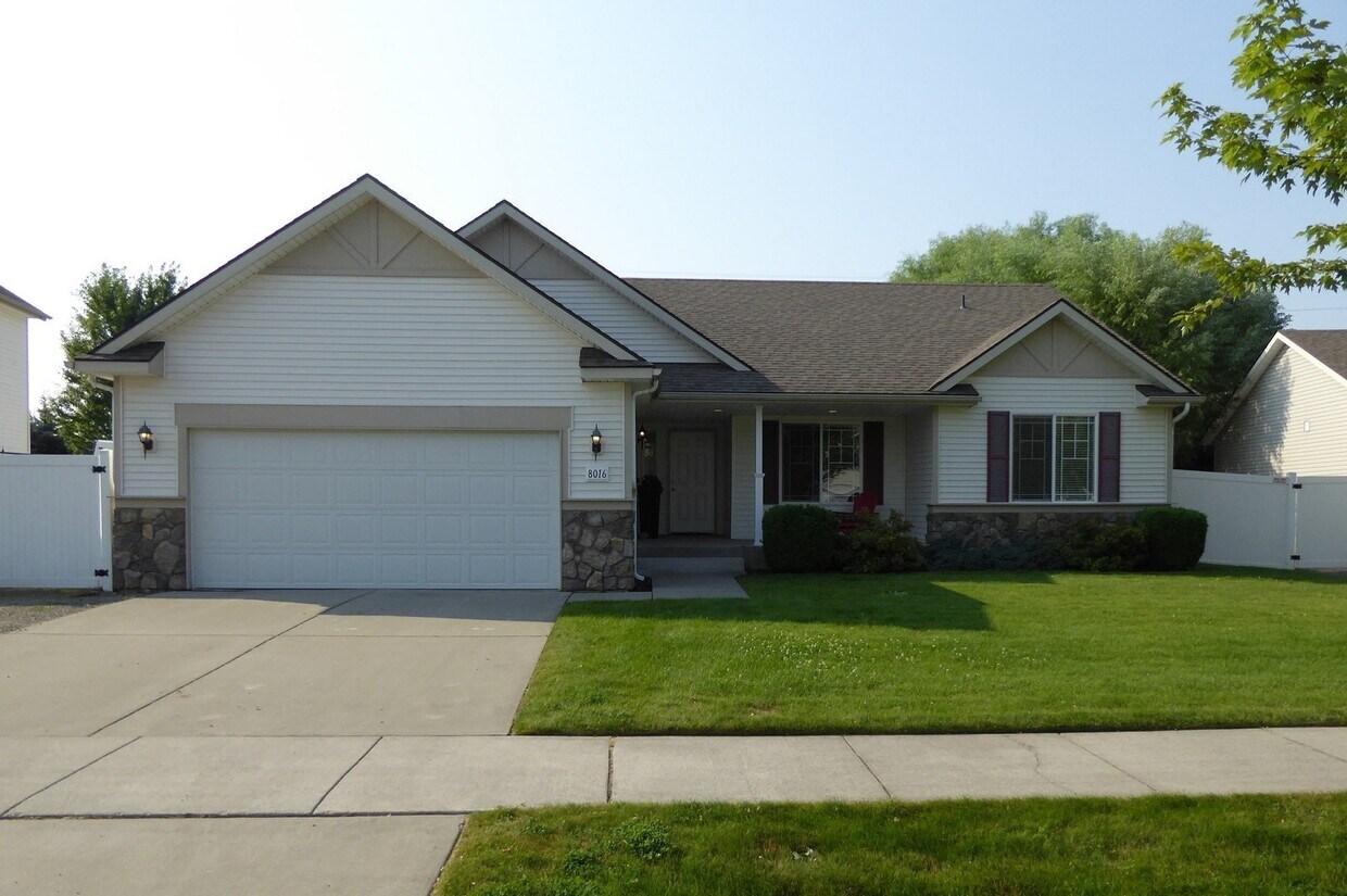 Foto principal - Gorgeous 3 Bedroom 2 Bath Home in Hayden!
