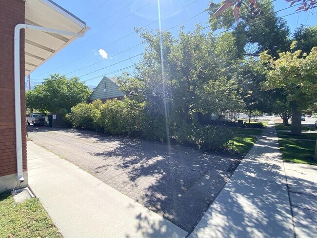 Building Photo - 258 N 400 W