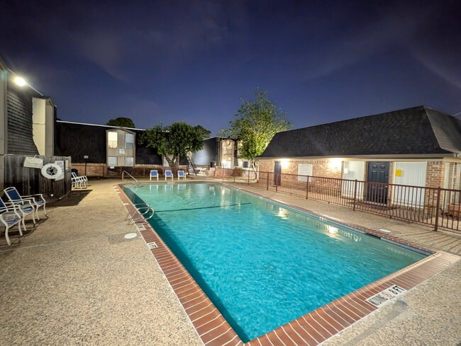 Building Photo - Pine Arbor