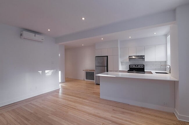 Building Photo - 2105 Rue Chomedey
