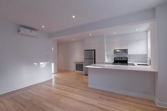 Building Photo - 2105 Rue Chomedey