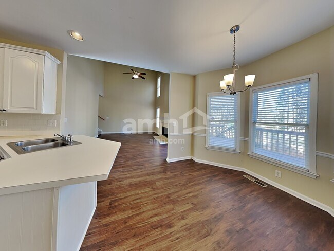 Foto del edificio - 3305 Maple Terrace Dr