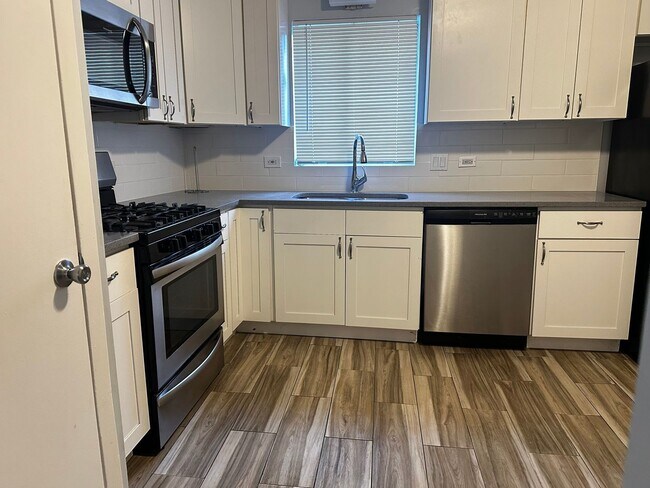 Foto del edificio - 6020 Lake Bluff Dr