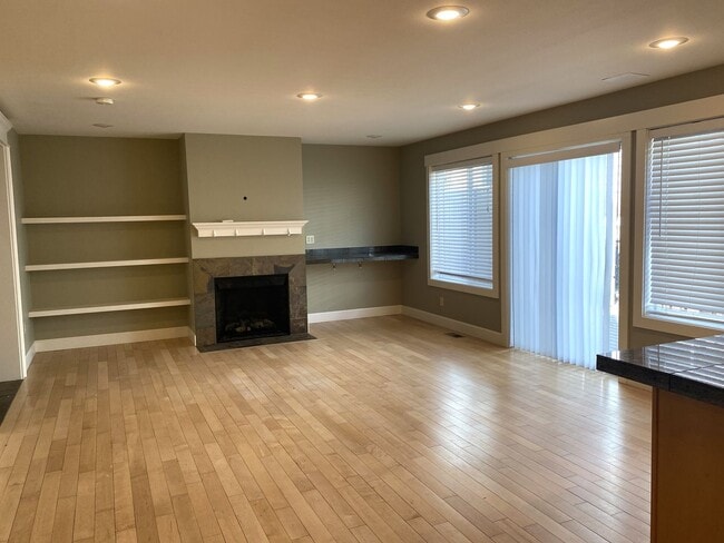 Building Photo - 3 Bedroom Townhome at The Vineyard