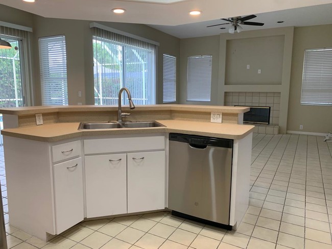 Building Photo - 2836 Lexington Ct