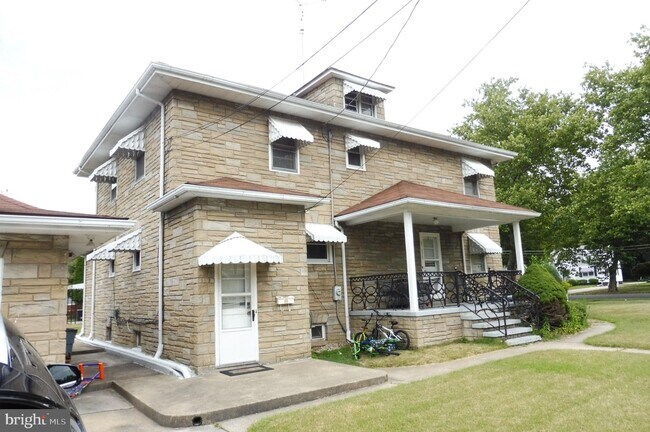 Building Photo - 1125 Pkwy Ave-