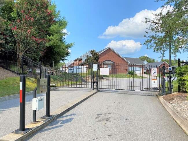 Building Photo - Immaculate 1-Level End-Unit Condo in Gated...