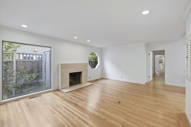 Foto del edificio - Upgraded 4 Bed, 2 Bath Home on Charming Tree Lined Street in Desirable Duveneck!