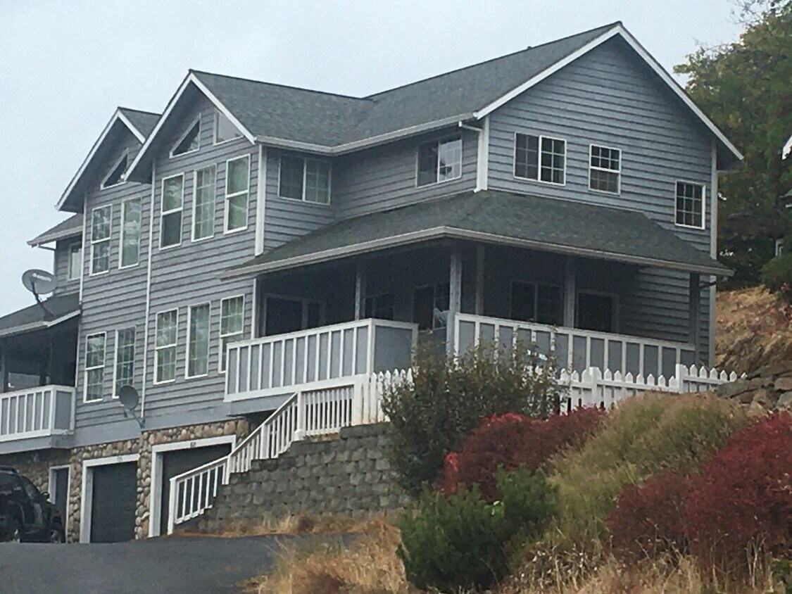 727 E Klickitat, Lyle, WA 98635 Townhome Rentals in Lyle WA