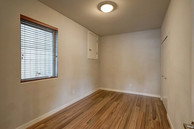 Building Photo - 6408 Phinney Ave N
