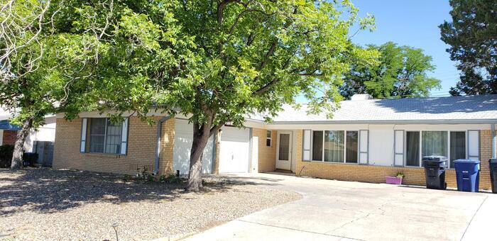 Foto principal - 11613 Palm Springs Ave NE