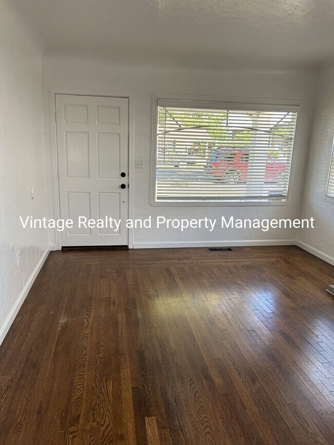 Foto del edificio - Updated 2 Bedroom Classic Home That's Ready To Go!!!