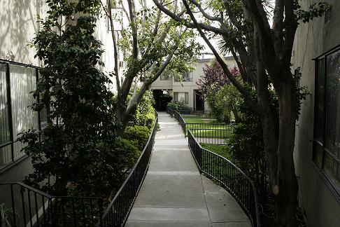 Foto del edificio - 646 S Barrington Ave