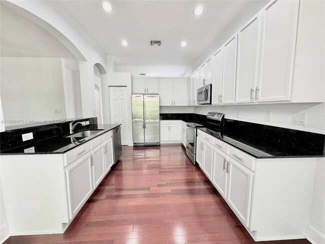 Foto del edificio - 4451 Laurel Pl