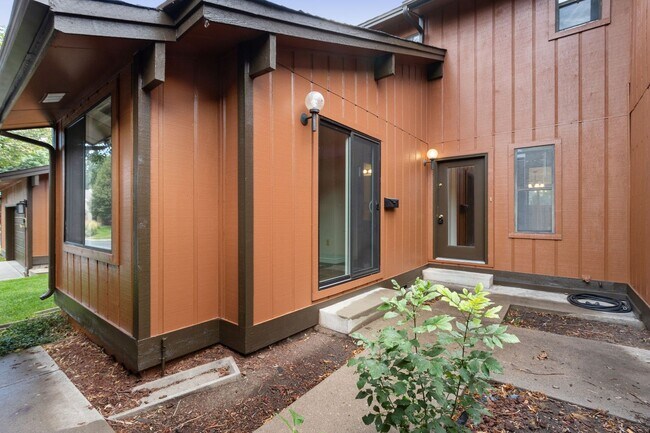Foto del edificio - Central Fort Collins Townhouse with 3 Bedr...