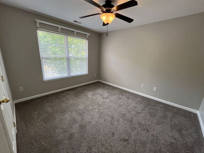 Building Photo - 5560 Crooked Creek Dr
