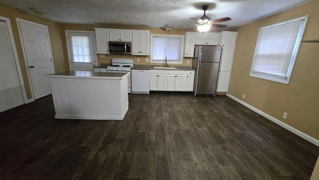 Foto del edificio - 3 Bed/1.5 Bath - Large fenced in yard!