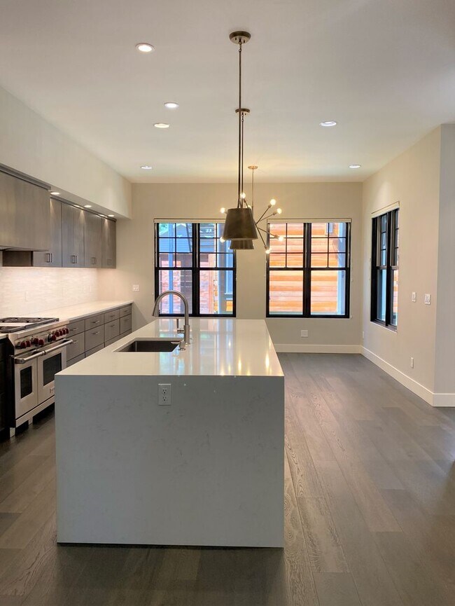 Building Photo - Luxury Lake Oswego Townhome In First Addit...