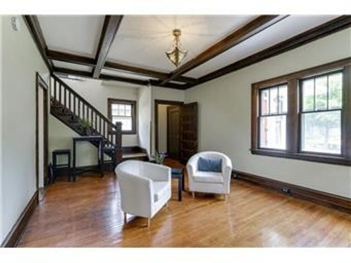 Primary Photo - Close to Campus Remodeled 6 bedroom In Com...