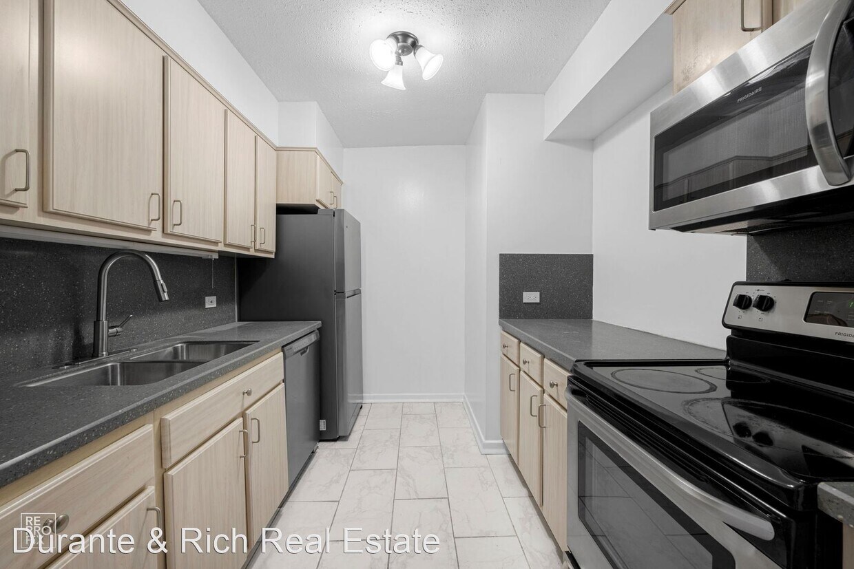 Primary Photo - 3 br, 2 bath House - 1169 S Plymouth Ct #302
