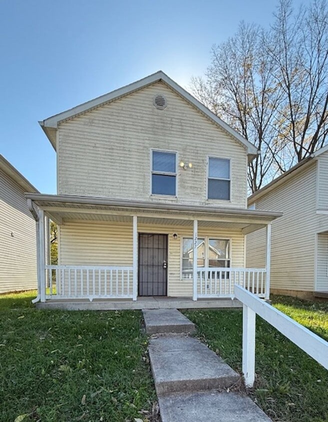 Primary Photo - 3 Bedrooms with 1 - 1/2 Baths