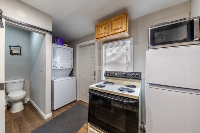 Building Photo - 431 Moro St