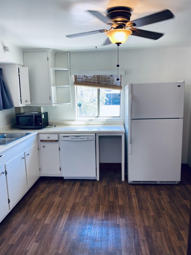 Foto del edificio - 4825 E 4th St