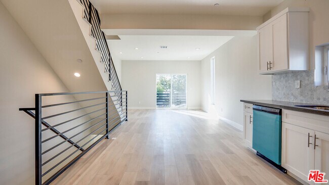 Building Photo - 610 N Gramercy Pl