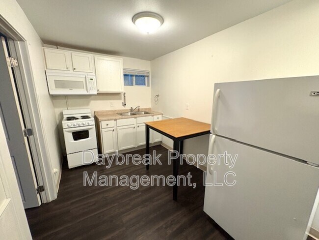 Building Photo - 611 9th Ave N