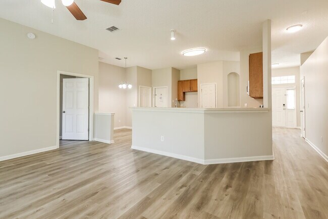 Building Photo - 2995 Thorncrest Dr
