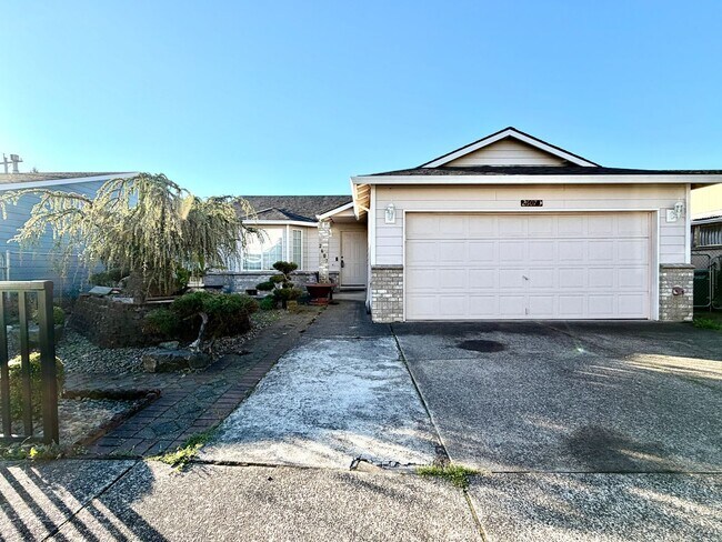Foto del edificio - Cozy Ranch on Flag Lot~ Gleaming Hardwood ...