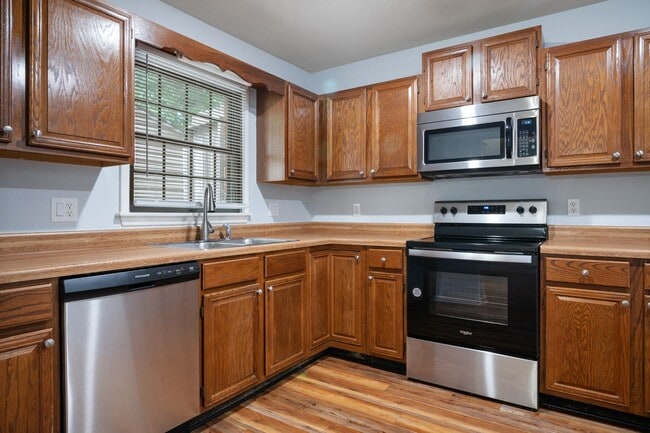 Building Photo - 3 bed/2 1/2 Bath. Pet Friendly. Easy acces...