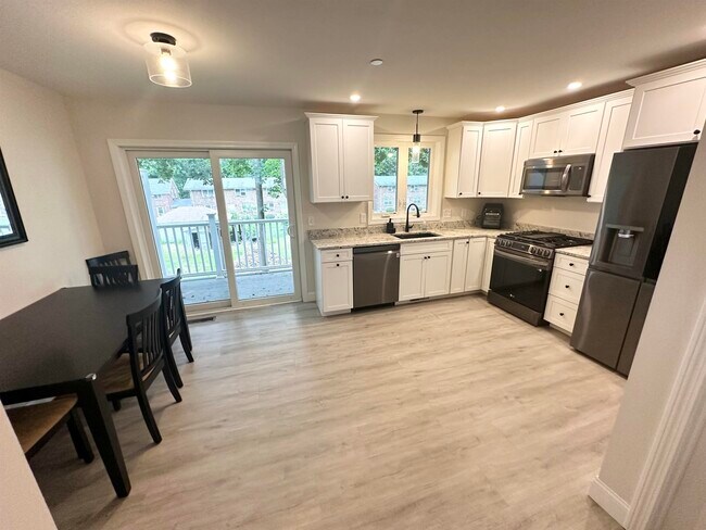 Building Photo - 10 Sapphire Ln